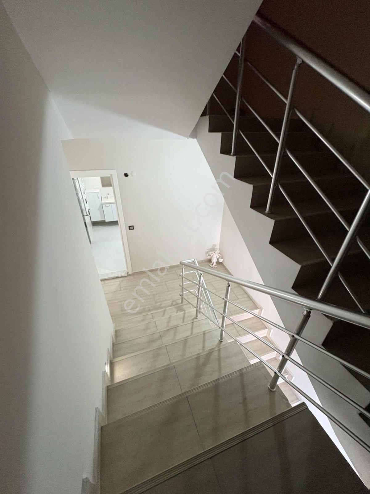 Merkezde Mavi Yaka Sitesinin En Büyüğü 5+2 Satılık Villa - Görsel 5