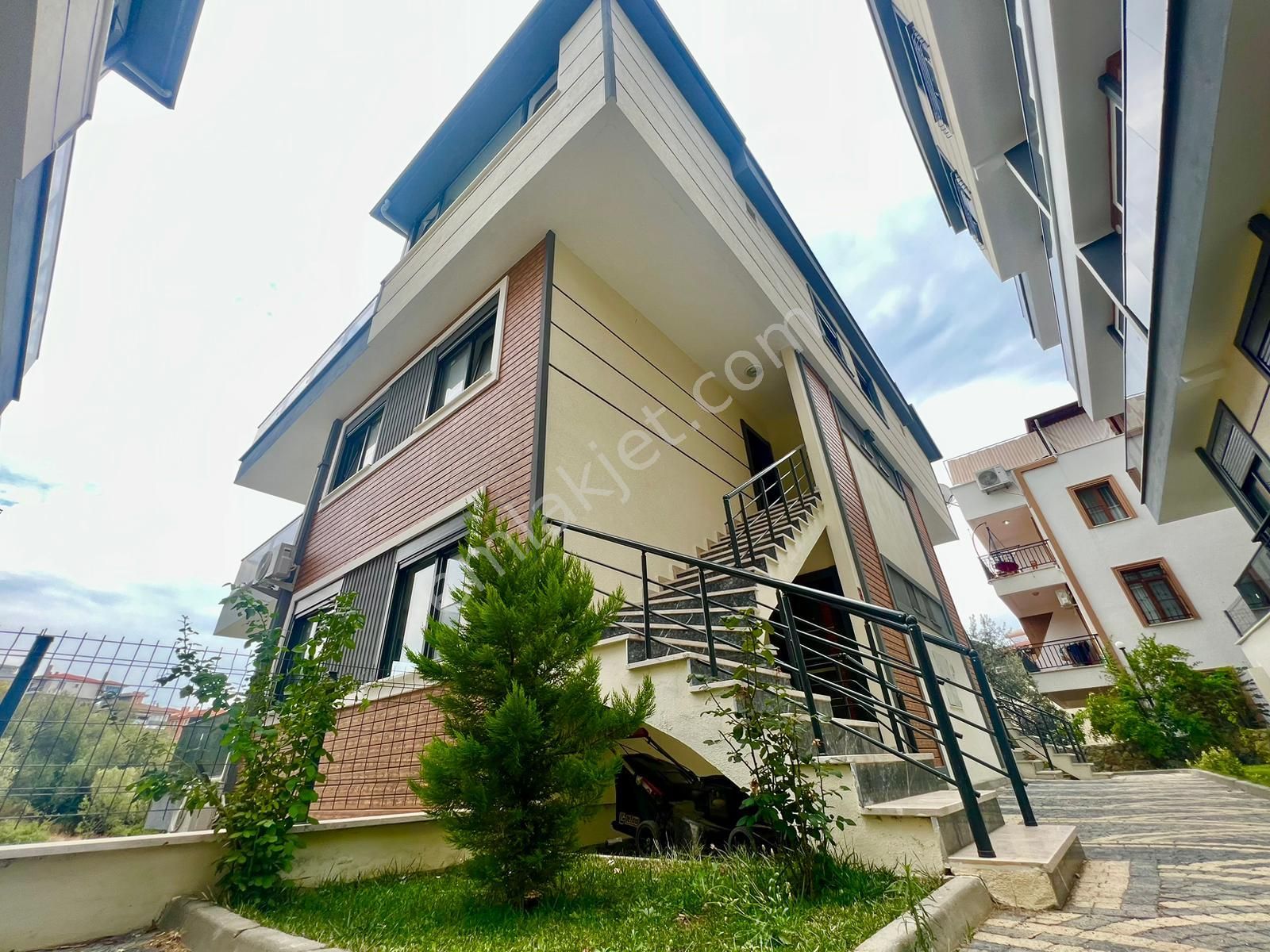 🌜akçay Ay Emlak'tan🌛altınoluk'ta Deniz Ve Dağ Manzaralı Geniş Teraslı Satılık 3+1 Dublex Daire - Görsel 2