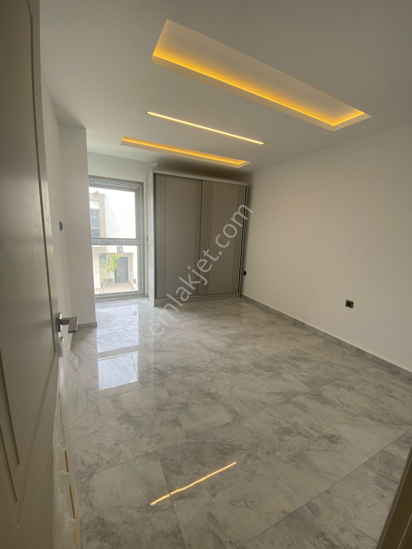 Kuşadası Sahil Siteleri Yolun Alttında Köşe Konum 3+1 - Görsel 11