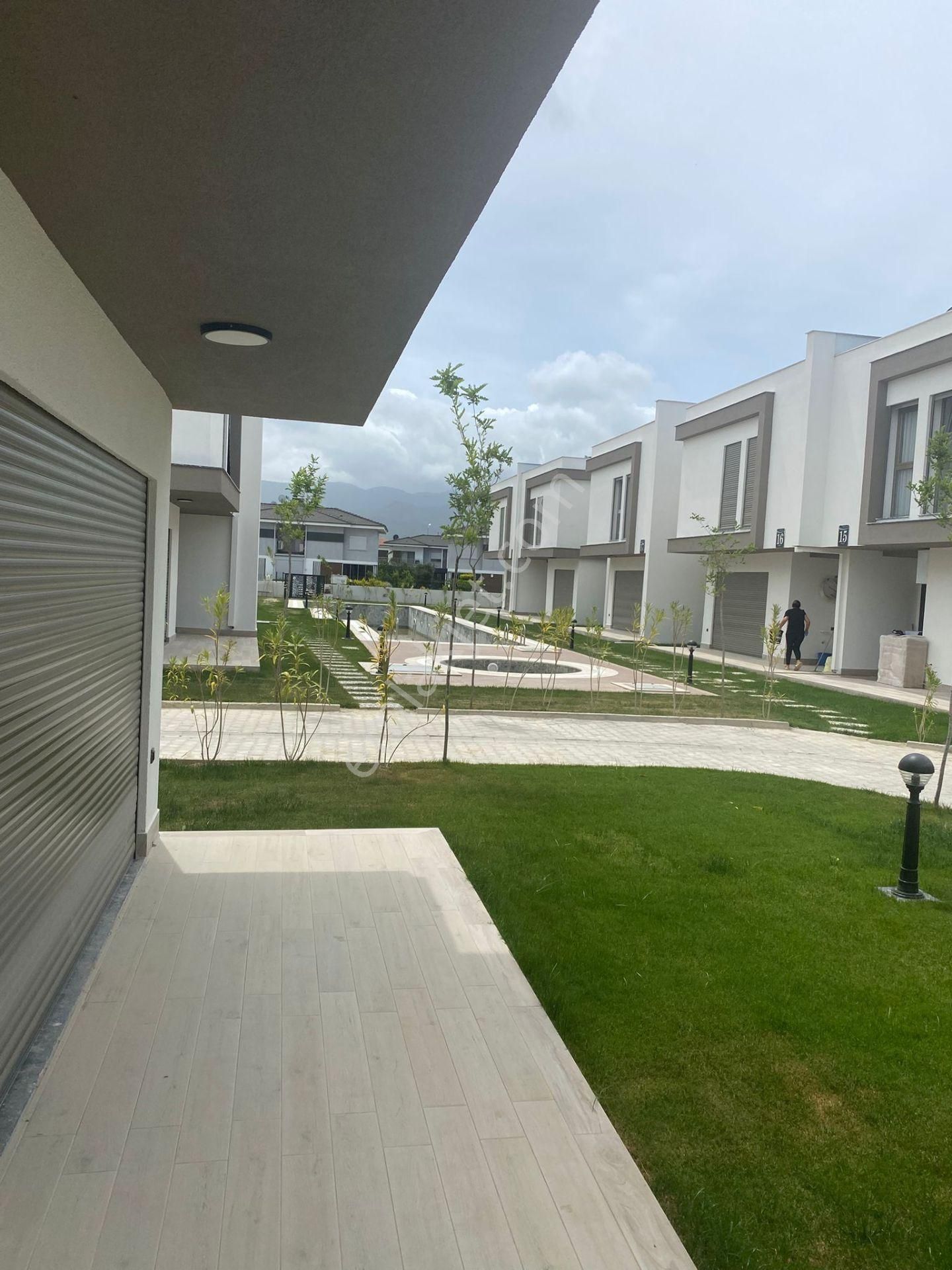 Kuşadası Sahil Siteleri Yolun Alttında Köşe Konum 3+1 - Görsel 2