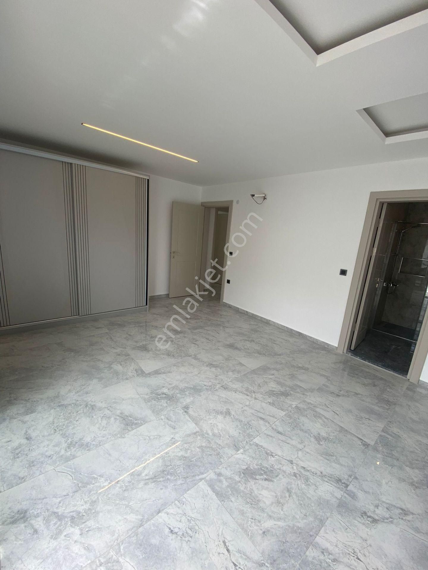 Kuşadası Sahil Siteleri Yolun Alttında Köşe Konum 3+1 - Görsel 13