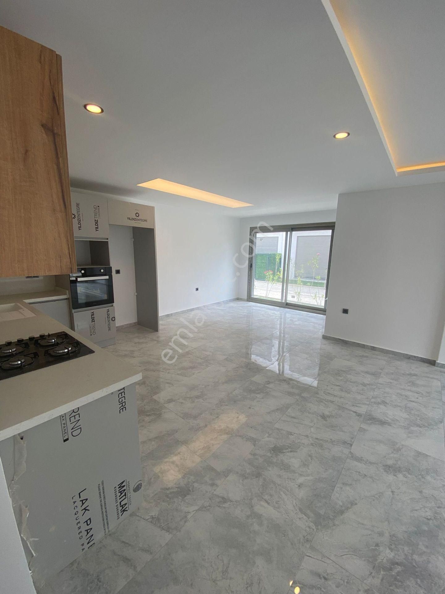 Kuşadası Sahil Siteleri Yolun Alttında Köşe Konum 3+1 - Görsel 4