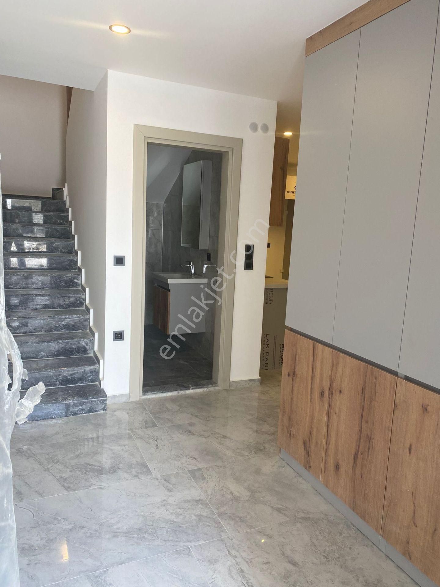 Kuşadası Sahil Siteleri Yolun Alttında Köşe Konum 3+1 - Görsel 16