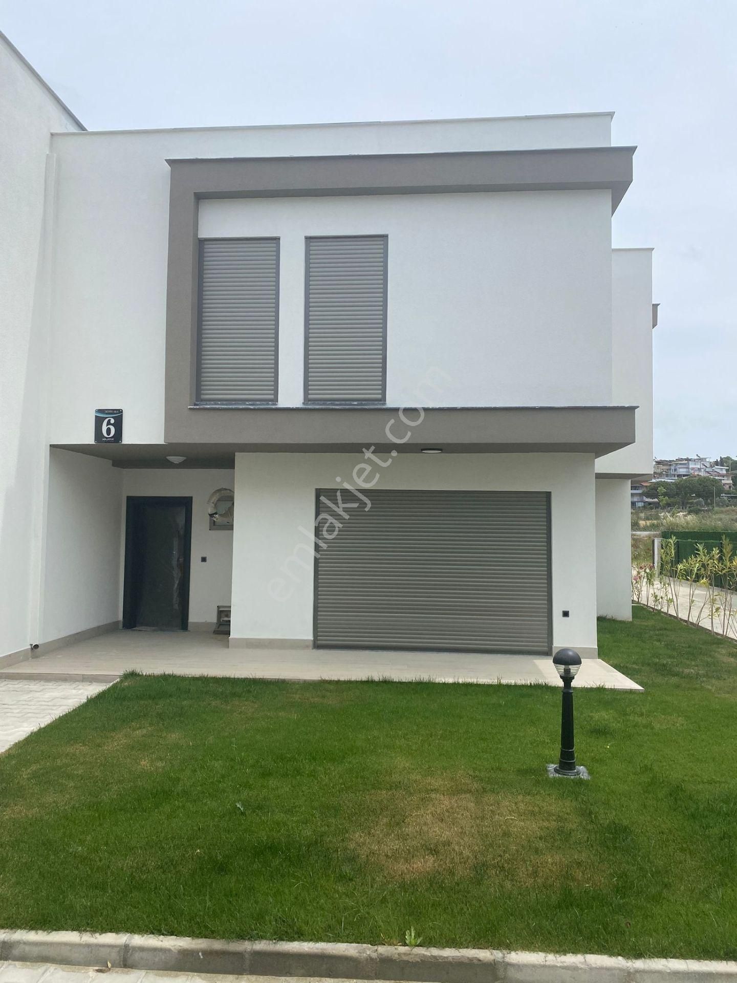 Kuşadası Sahil Siteleri Yolun Alttında Köşe Konum 3+1 - Görsel 3