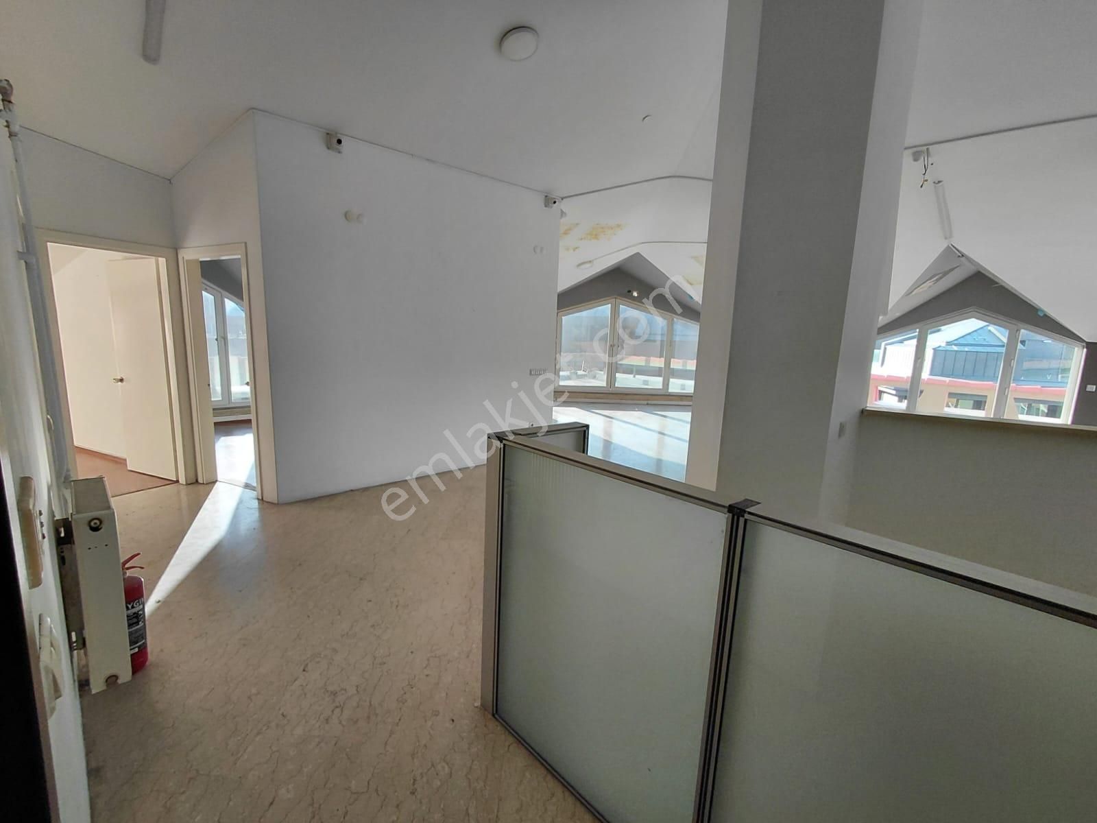 Mecidiyeköy Merkezde Kiralık Ofis 350 M2 Teraslı Çatı Katı Şehir Manzaralı - Görsel 4