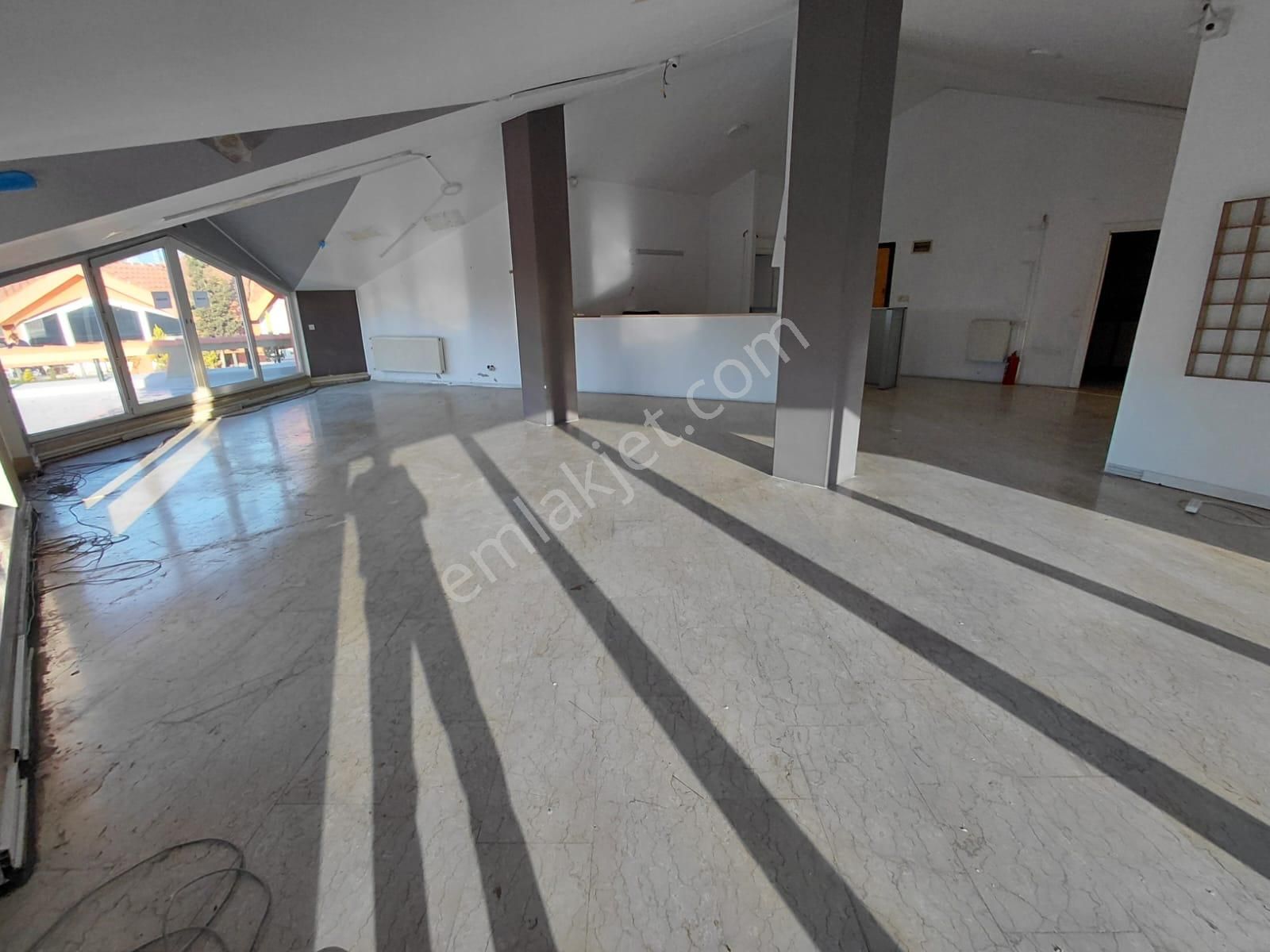 Mecidiyeköy Merkezde Kiralık Ofis 350 M2 Teraslı Çatı Katı Şehir Manzaralı - Görsel 3