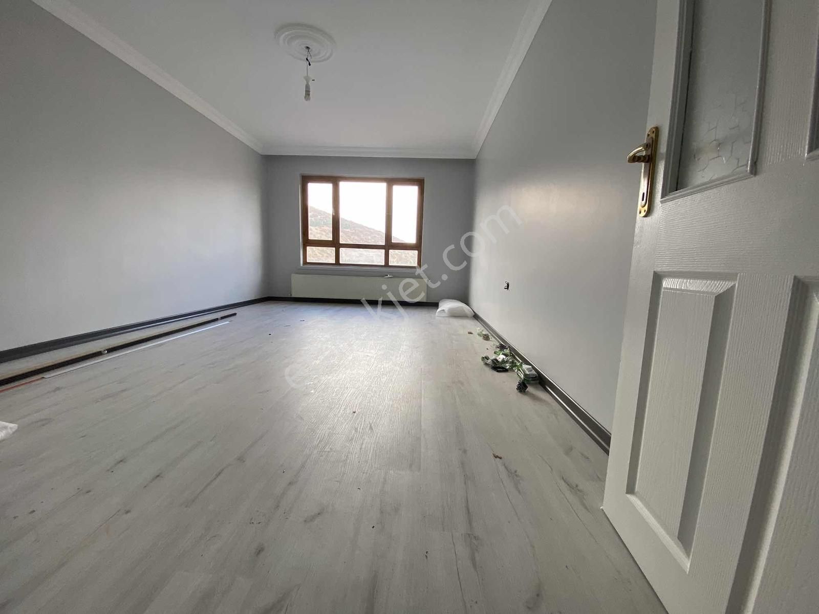2+1 80 M2 1.katta Ful Yapılı Komple Etrafı Açık Fırsat Daire !!