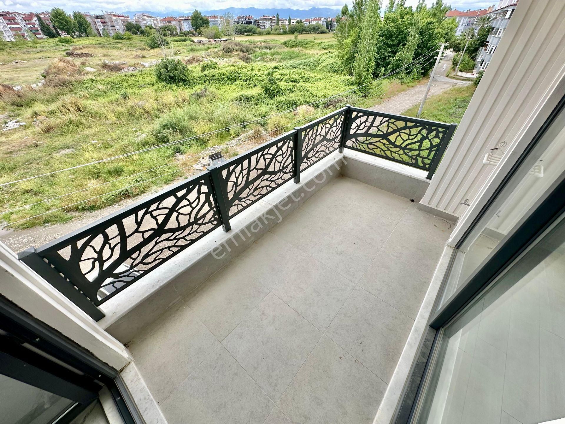 ꧁ay Emlaktan꧂akçay'da Pazar Sokagında Denize Sadece 400 M Ebeveyn Banyolu Ayrı Mutfak 2+1 Lüx Daire