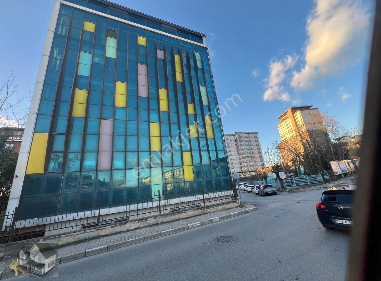 Taşdelen Çekmeköy Otoban Cepheli Kiralık 1500 M2 Bakımlı Plaza