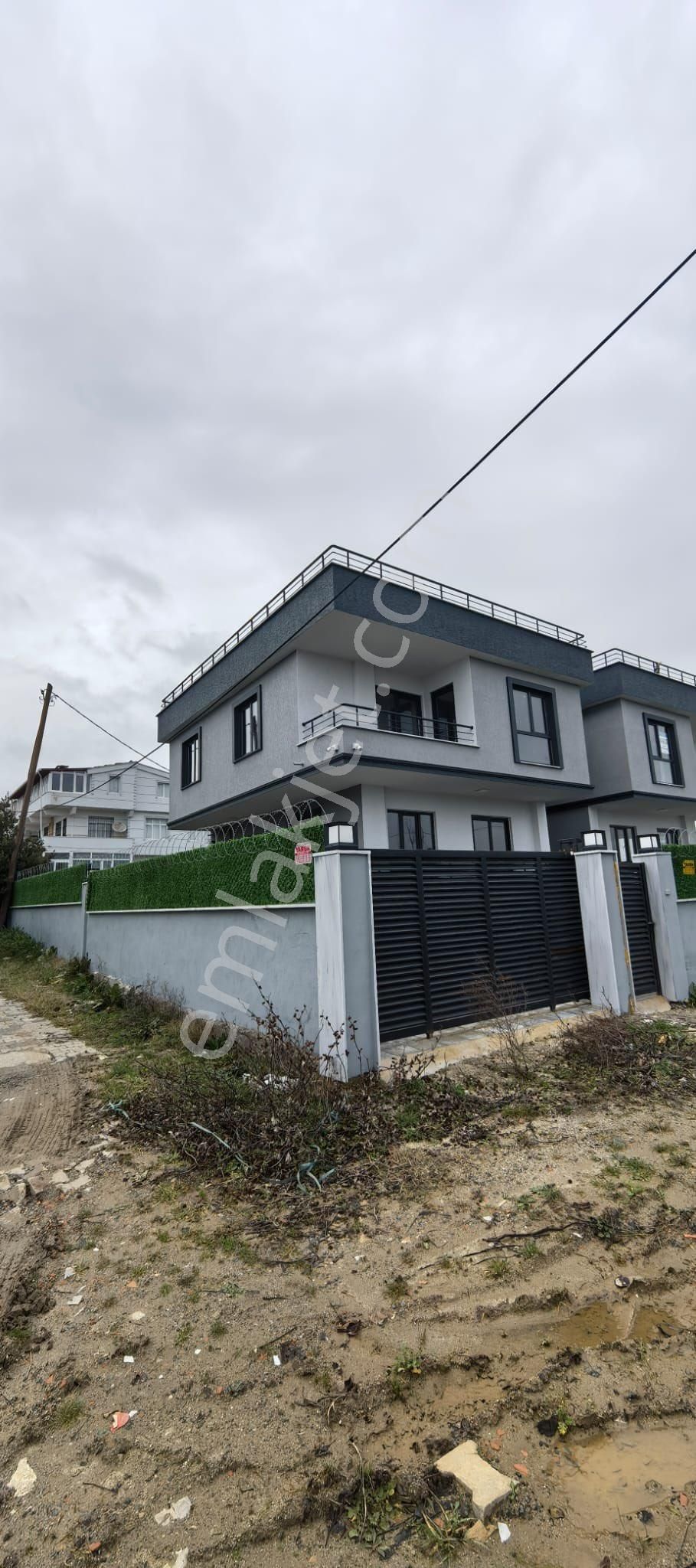 Yenice Sahile 330 Mt Mesafede 4+1+ Kiler Sıfır İskanlı Villa