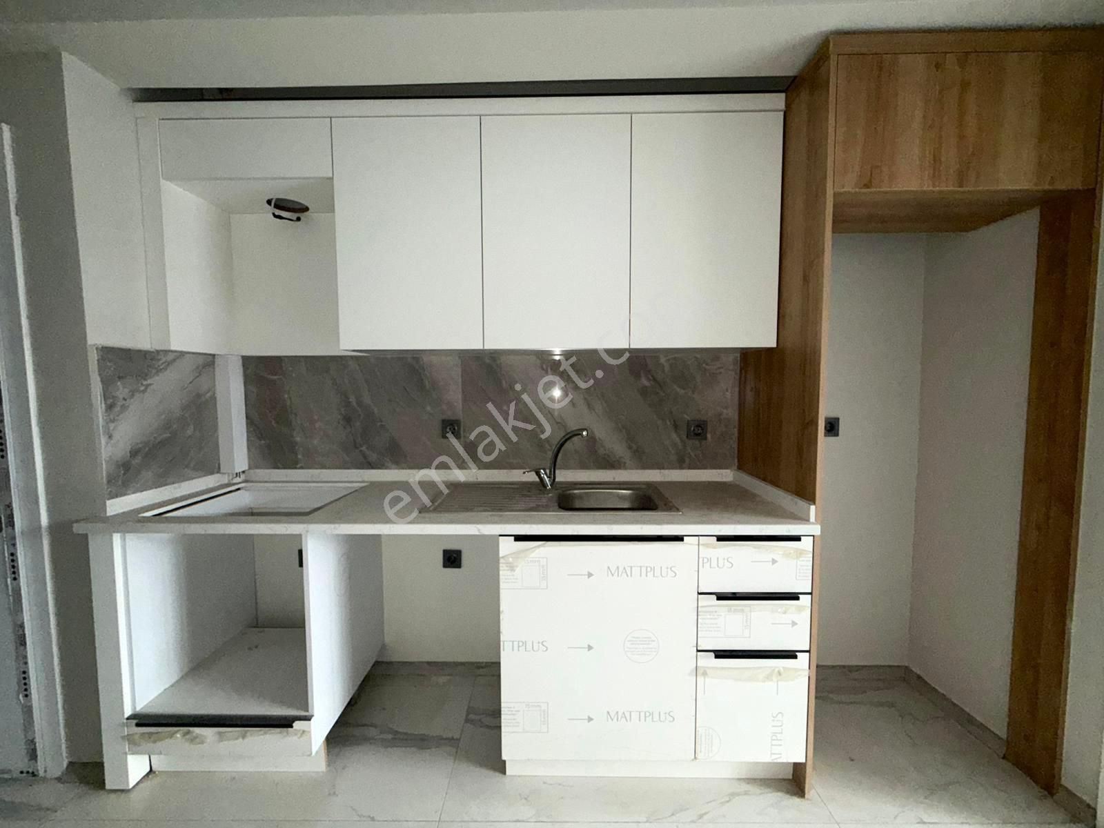 Referans'tan Zeytinli Merkez'de Ön Cephe Ayrı Mutfaklı Modern Tasarımlı 1+1 Daire - Görsel 3