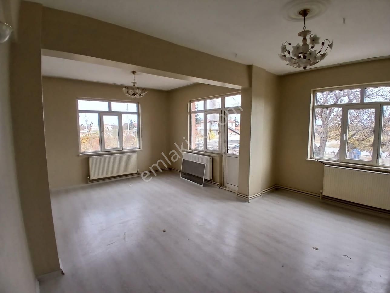 Akçay Emlak'tan Akşehir Bölge Trafik Civarında Doğalgaz Kombili Müstakil Tadında Kiralık 2+1 Daire