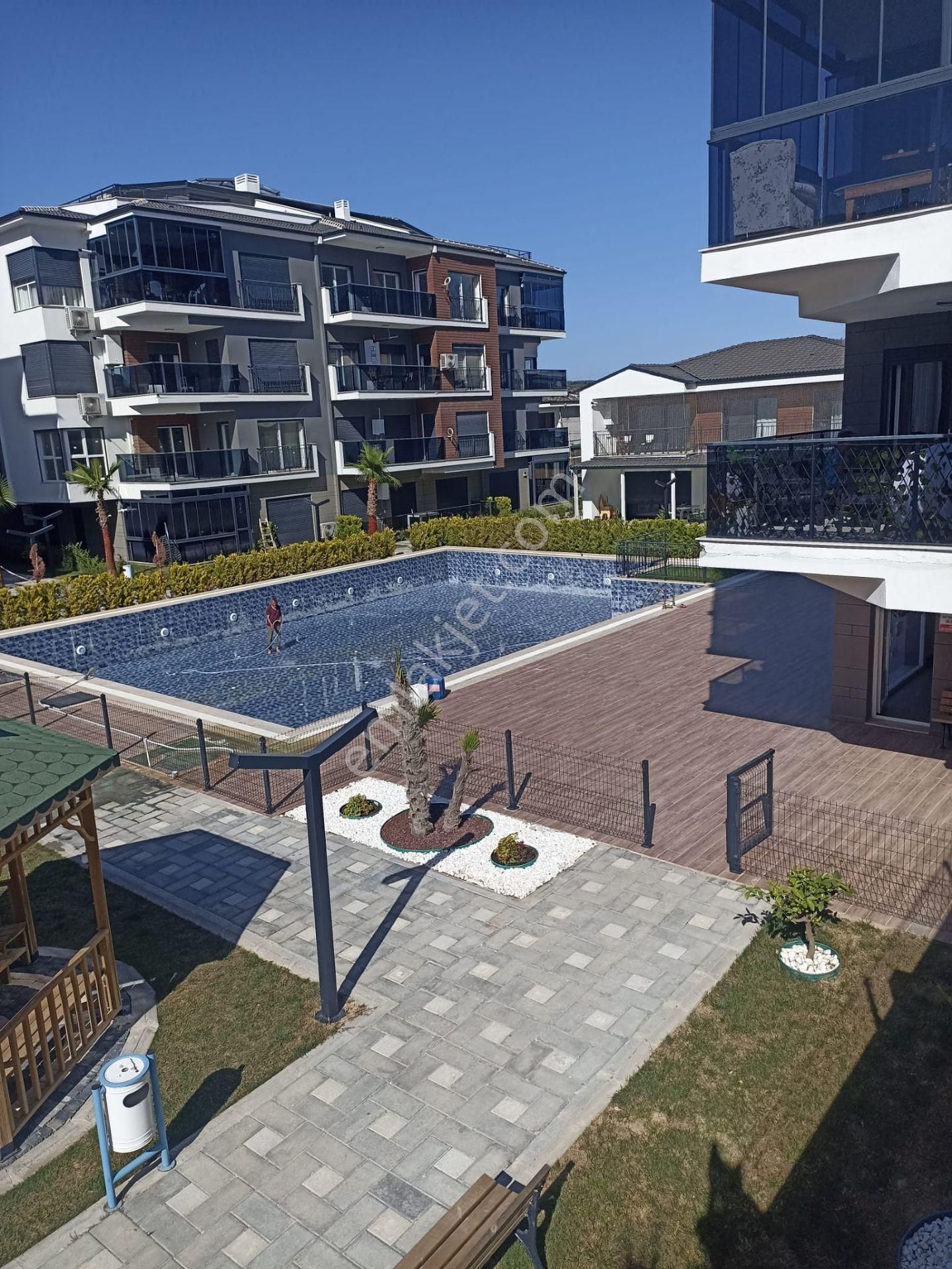 Kuşadasında 2+1 90m2 Ara Kat Havuzlu Güvenlikli Sitede Satılık Ara Kat Daire - Görsel 2