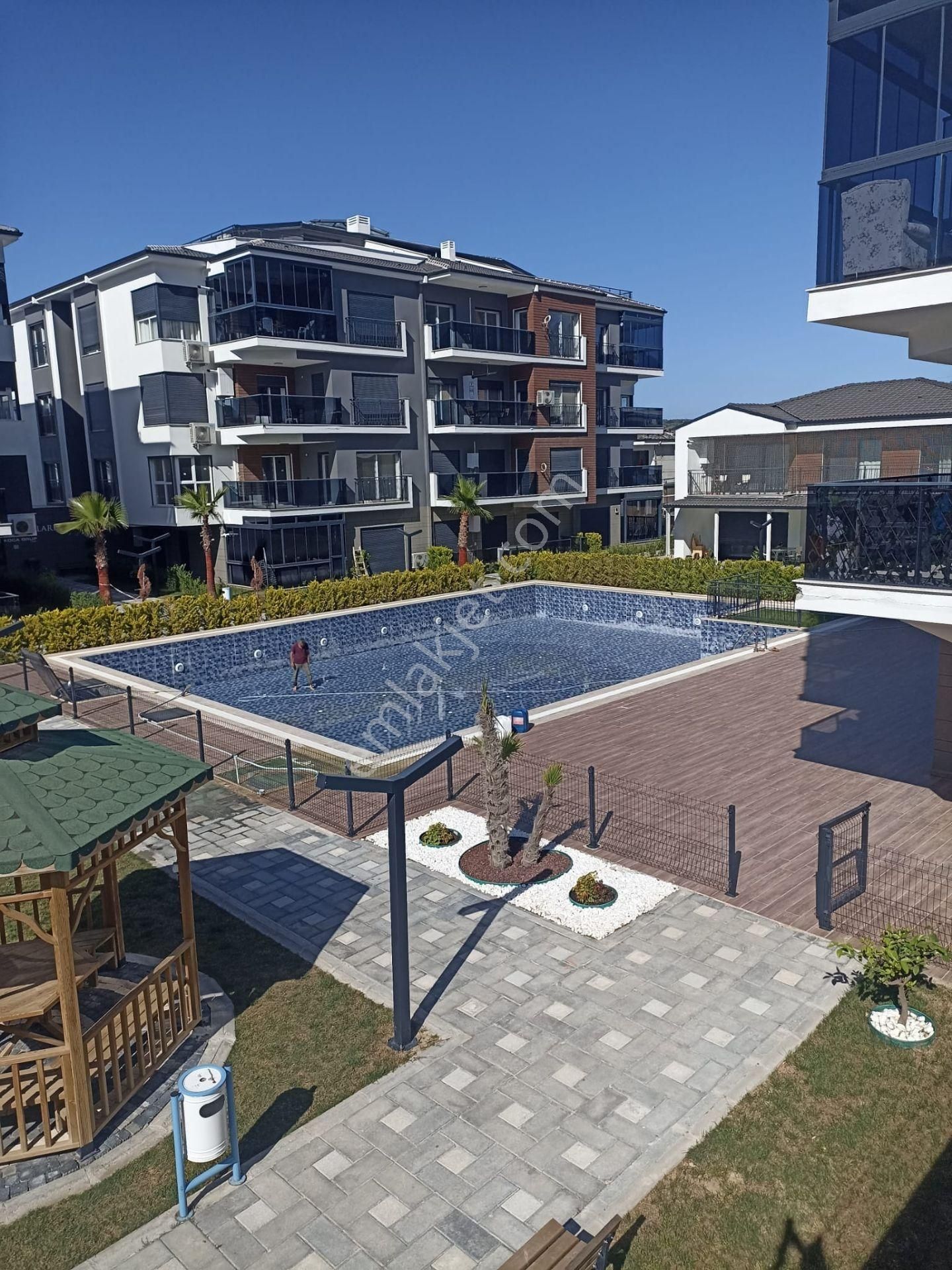 Kuşadasında 2+1 90m2 Ara Kat Havuzlu Güvenlikli Sitede Satılık Ara Kat Daire