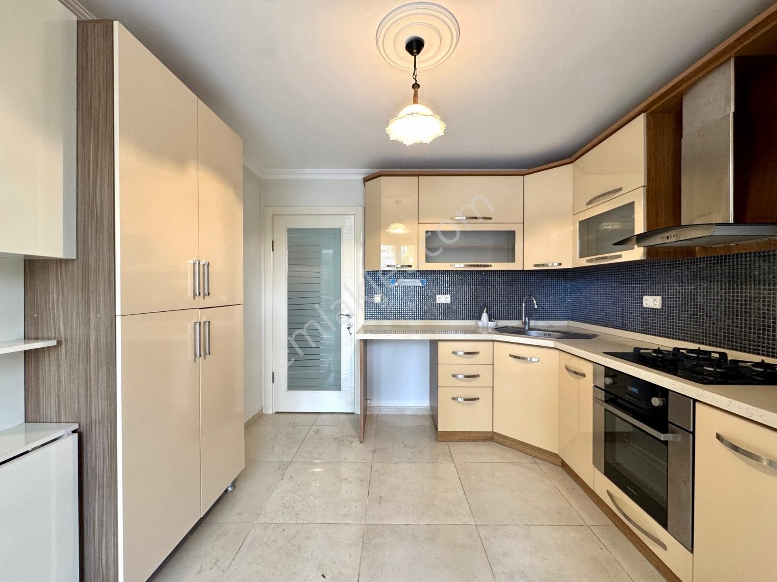 🏡 Referans'tan Sarıkız'da Ebevenyn Banyolu Ön Cephe Yapılı 2+1 Dair