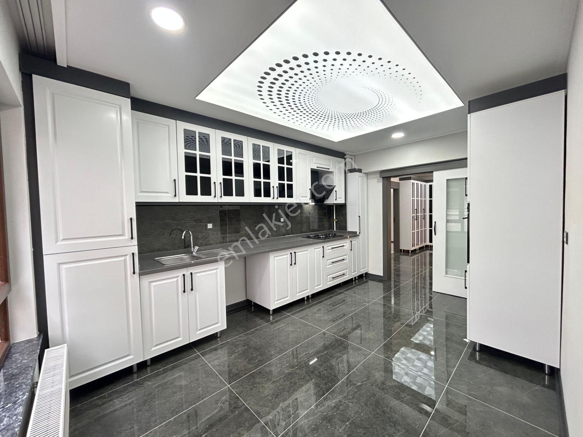 Taner'den Gökkuşağı Caddesinde 3+1 2 Banyo Asansörlü Orta Kat - Görsel 17