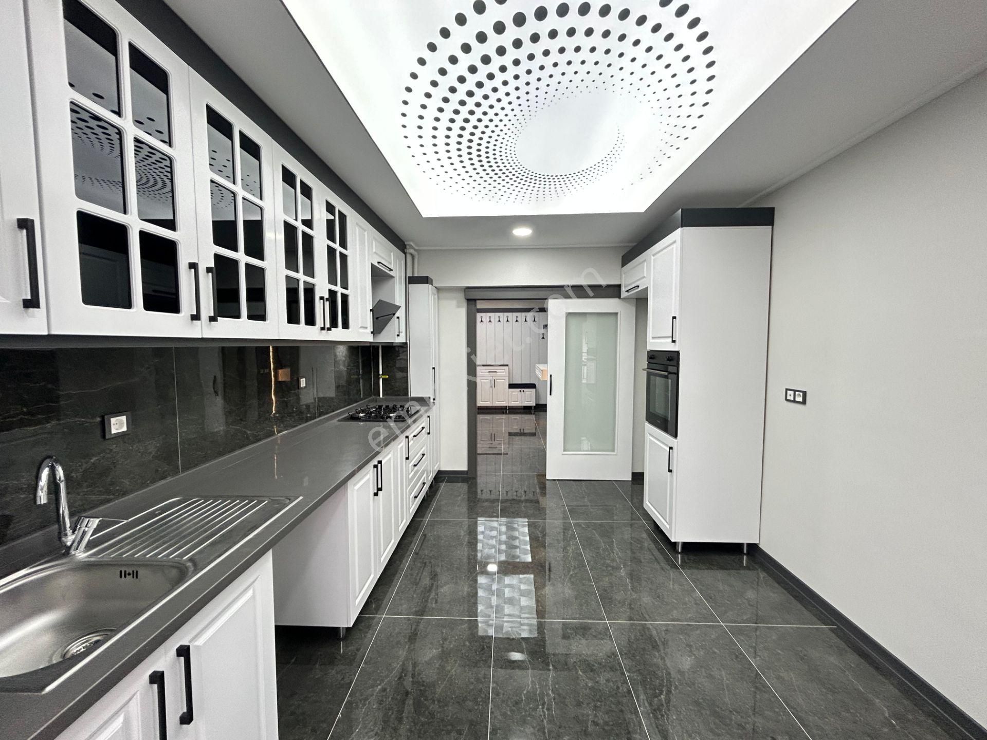 Taner'den Gökkuşağı Caddesinde 3+1 2 Banyo Asansörlü Orta Kat - Görsel 2