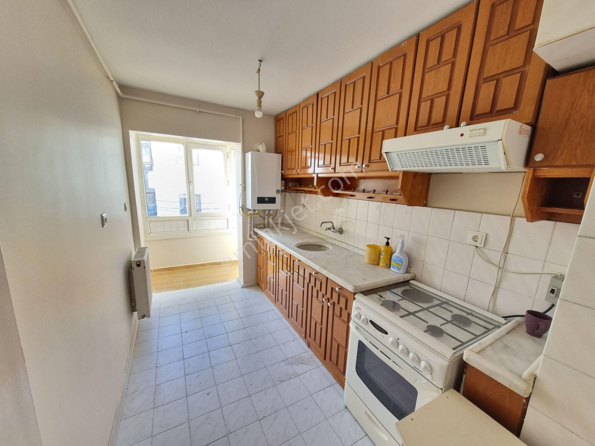 Ragıp Tüzün Cad. - Metroya 14 Dk.- Bol Güneşli - Satılık 2+1