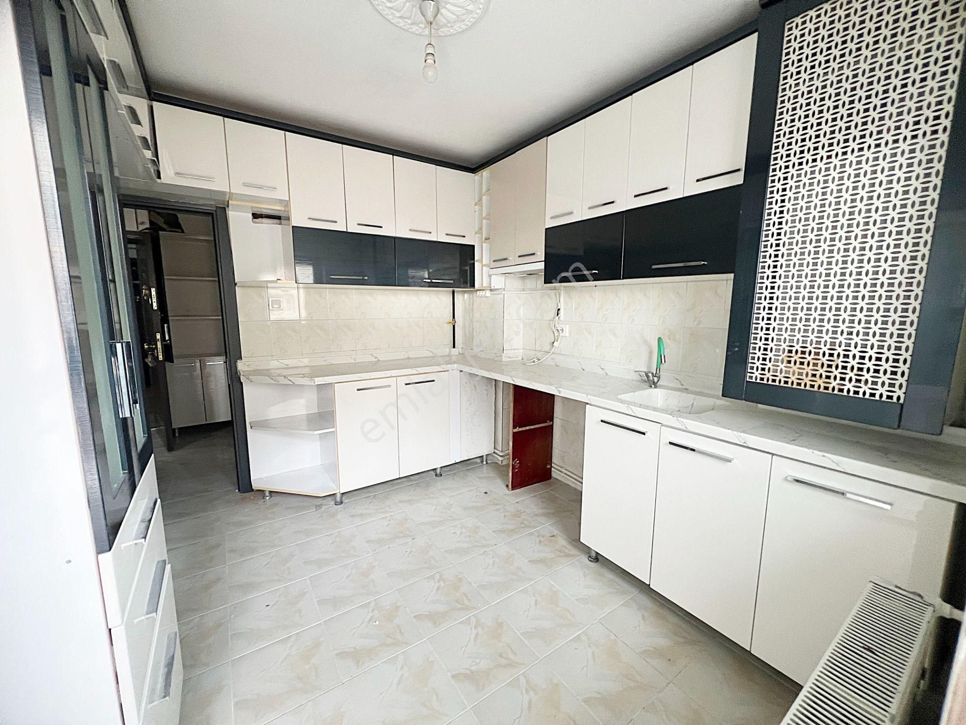 Şehit Kubilay Selim Cadde Üzeri Ulaşım Yakını Arakat 3+1 Kiralık - Görsel 4