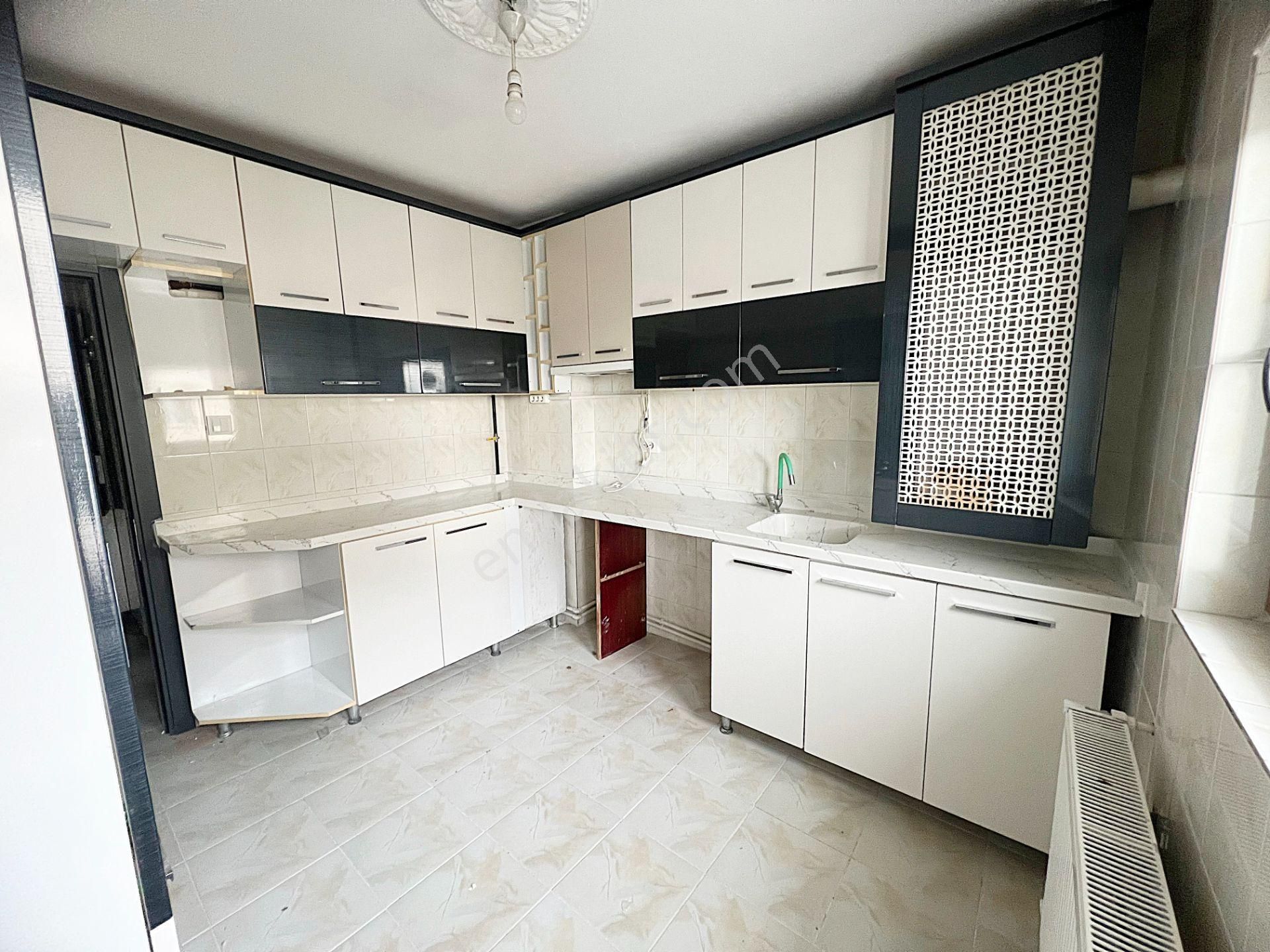 Şehit Kubilay Selim Cadde Üzeri Ulaşım Yakını Arakat 3+1 Kiralık - Görsel 3