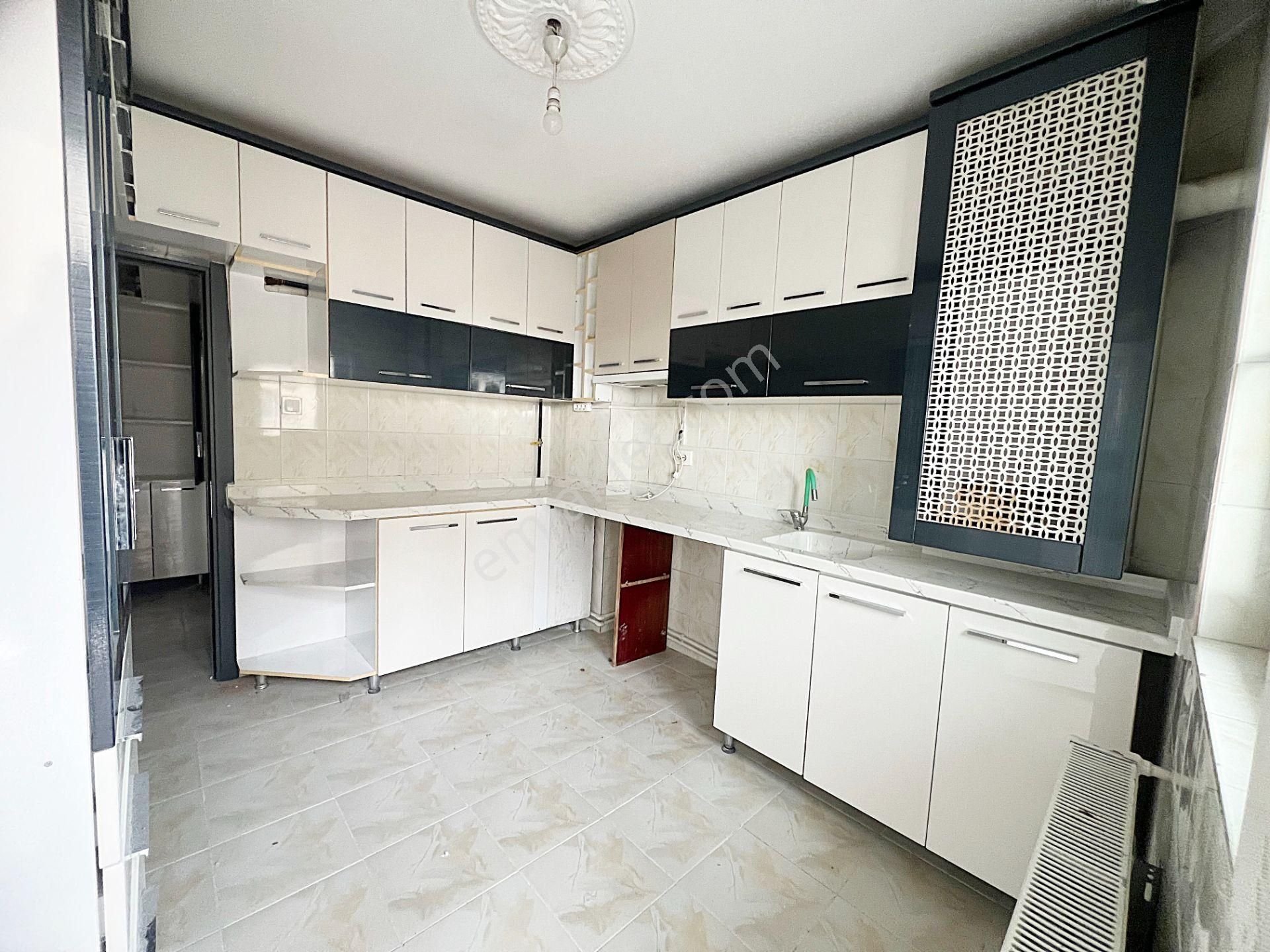 Şehit Kubilay Selim Cadde Üzeri Ulaşım Yakını Arakat 3+1 Kiralık