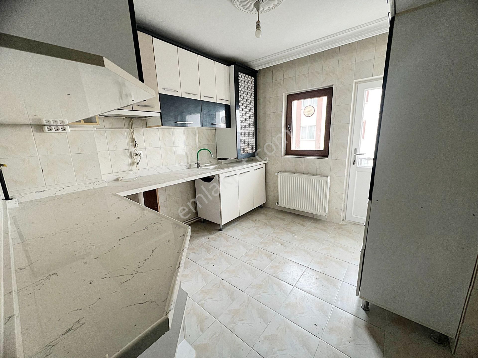 Şehit Kubilay Selim Cadde Üzeri Ulaşım Yakını Arakat 3+1 Kiralık - Görsel 2