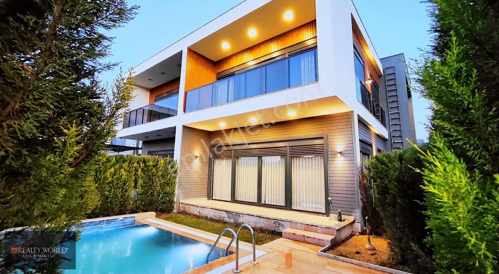 Realty World'den Döşemealtında Lüks 3+1 Havuzlu İkiz Villa