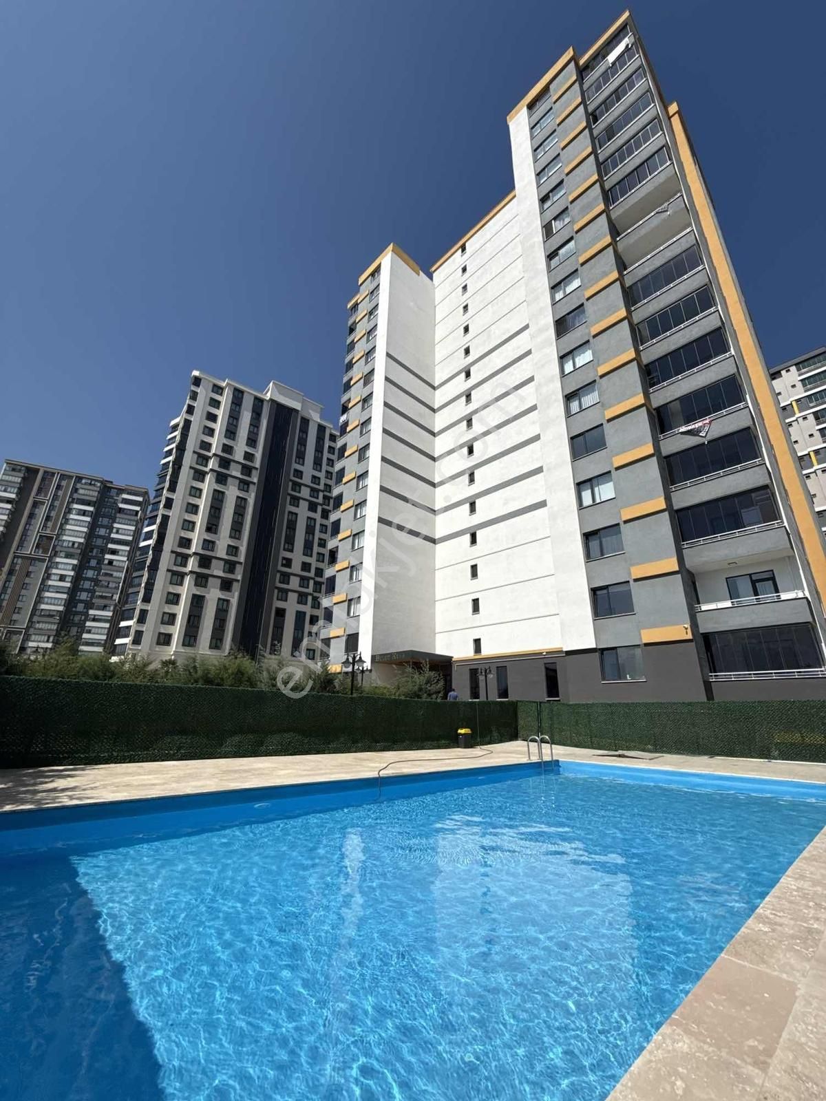 Deniz Manzaralı Havuzlu Sitede Lüks 3+1 Daire