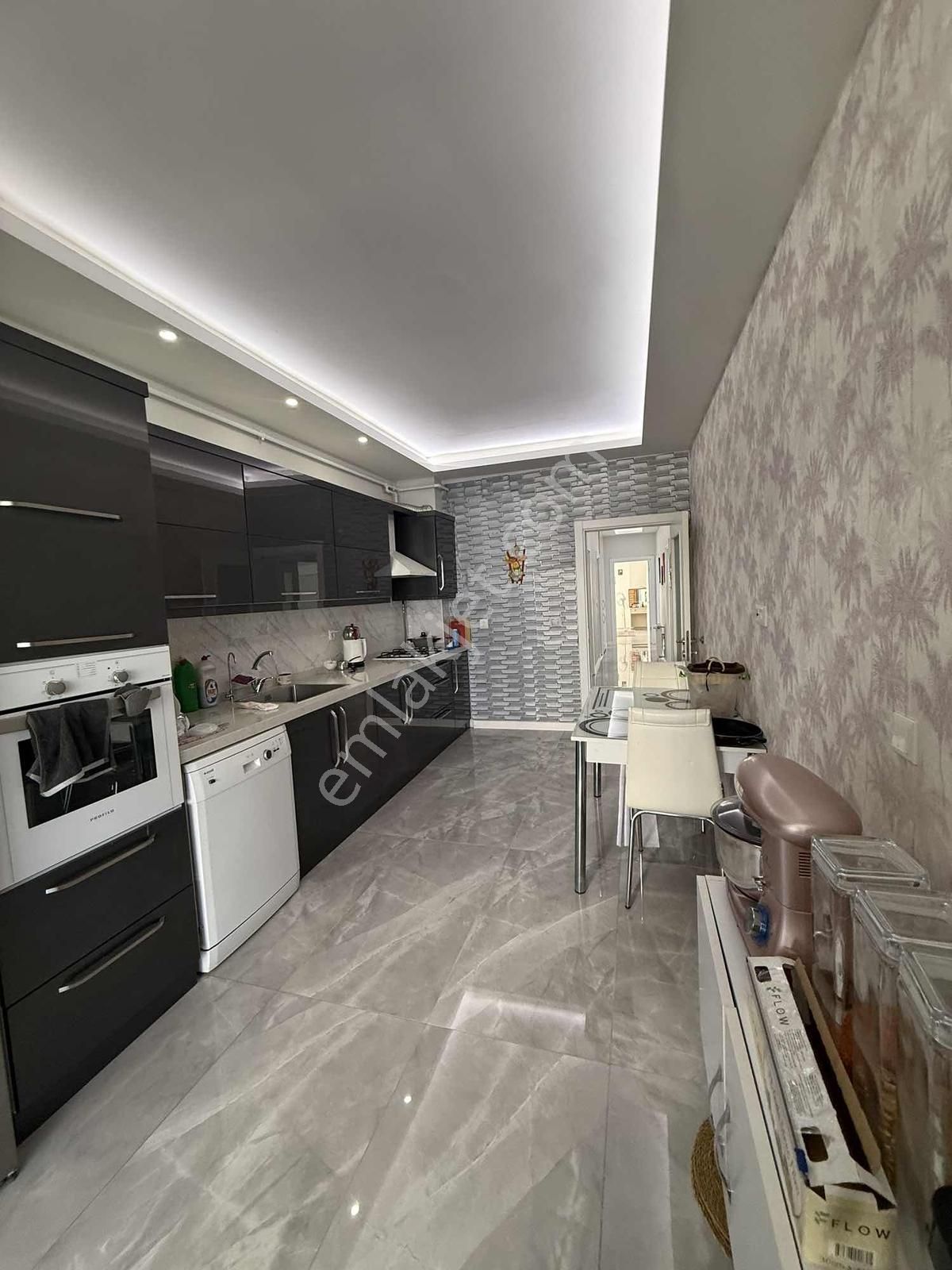 Deniz Manzaralı Havuzlu Sitede Lüks 3+1 Daire - Görsel 18