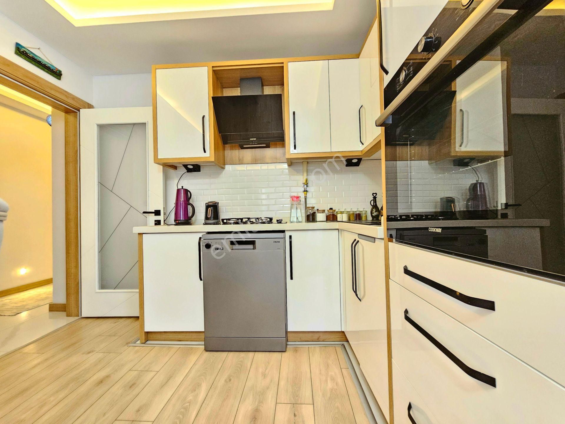 Gürsoy'dan Pazar Sokağında Denize 300m Ön Cephe Full Eşyalı 1+1 - Görsel 18