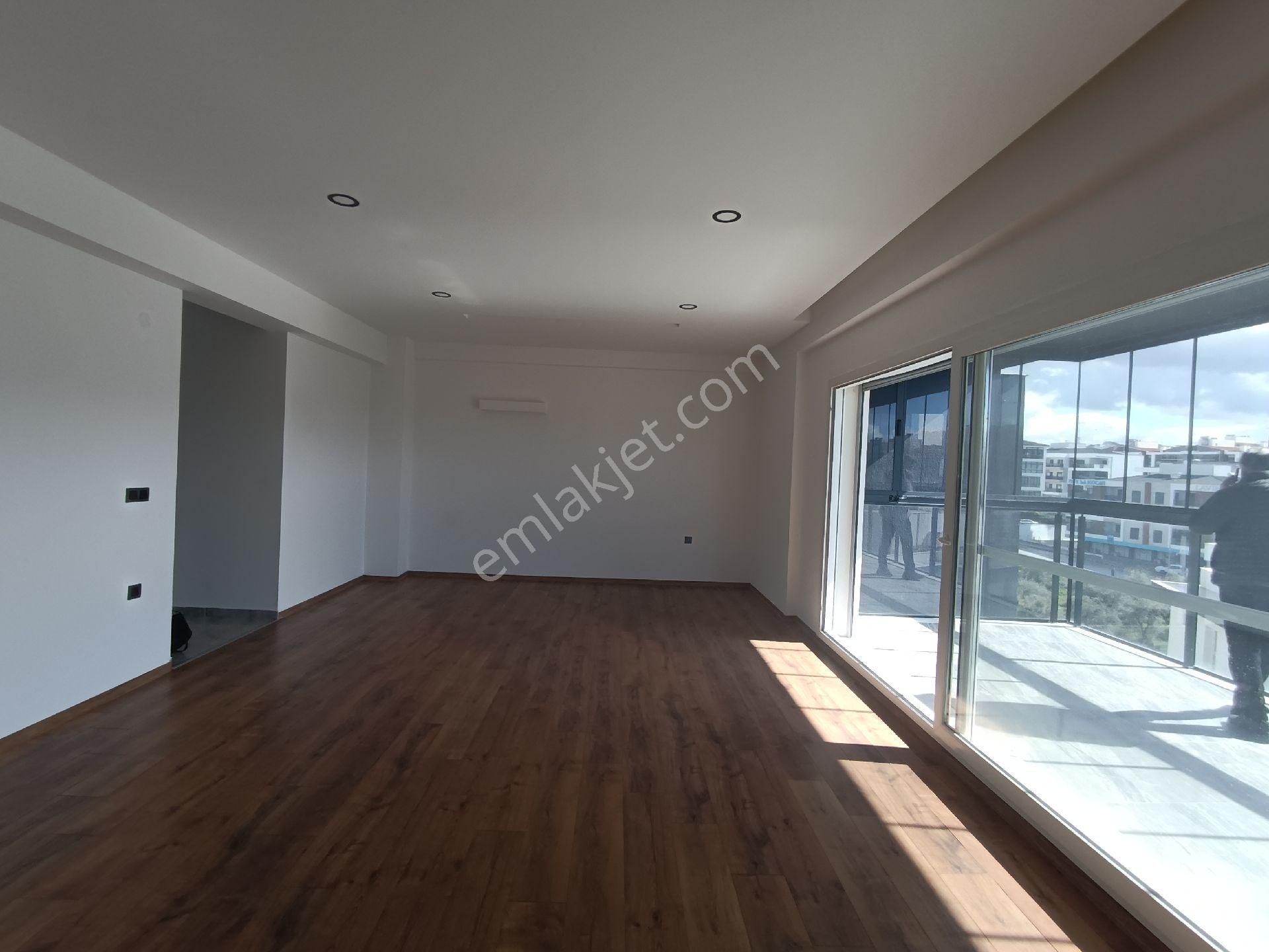 Kuşadası Merkezde 3+1 Kapaliı Mutfak Geniş Ferah Daire - Görsel 4