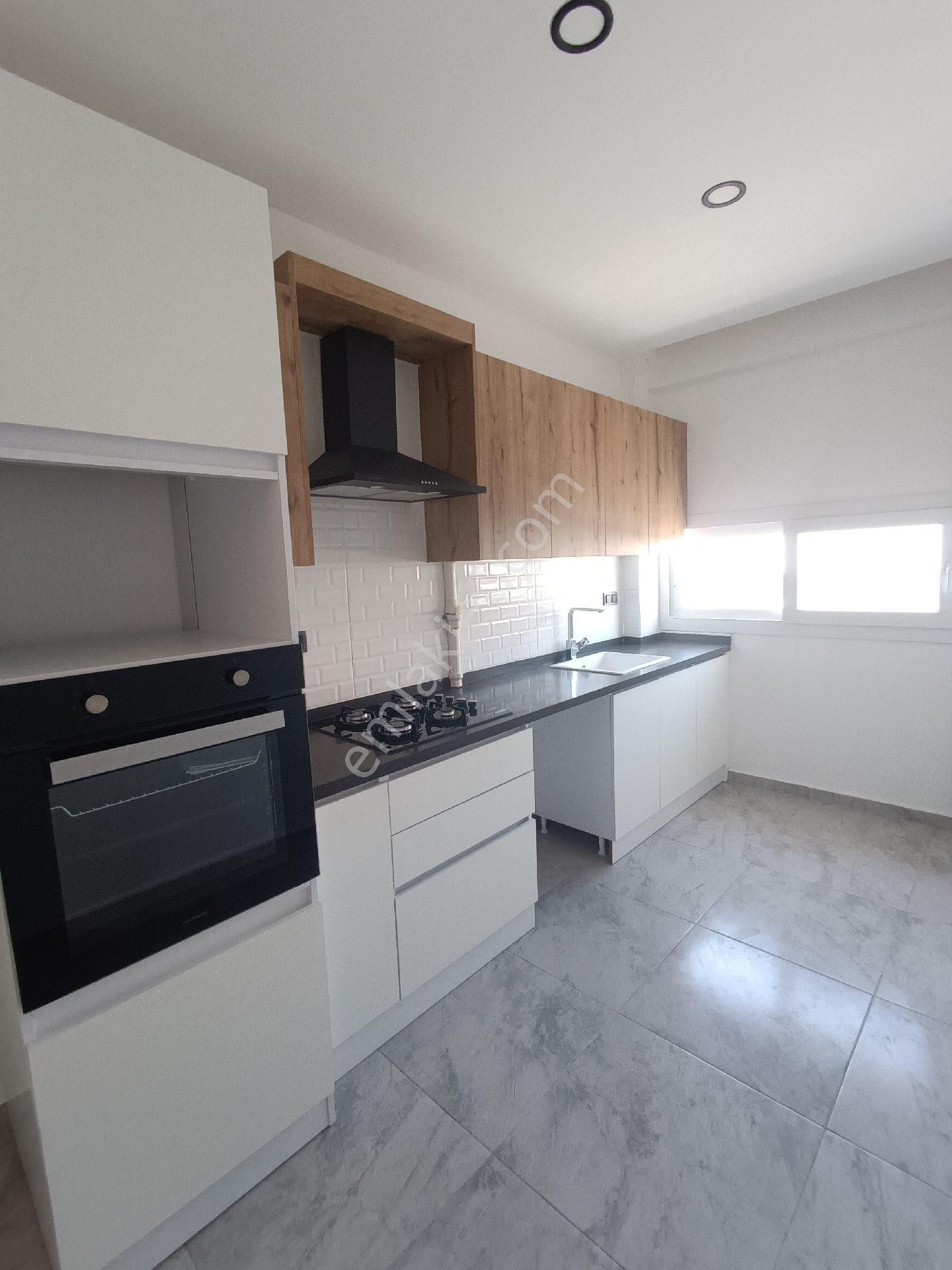 Kuşadası Merkezde 3+1 Kapaliı Mutfak Geniş Ferah Daire - Görsel 9