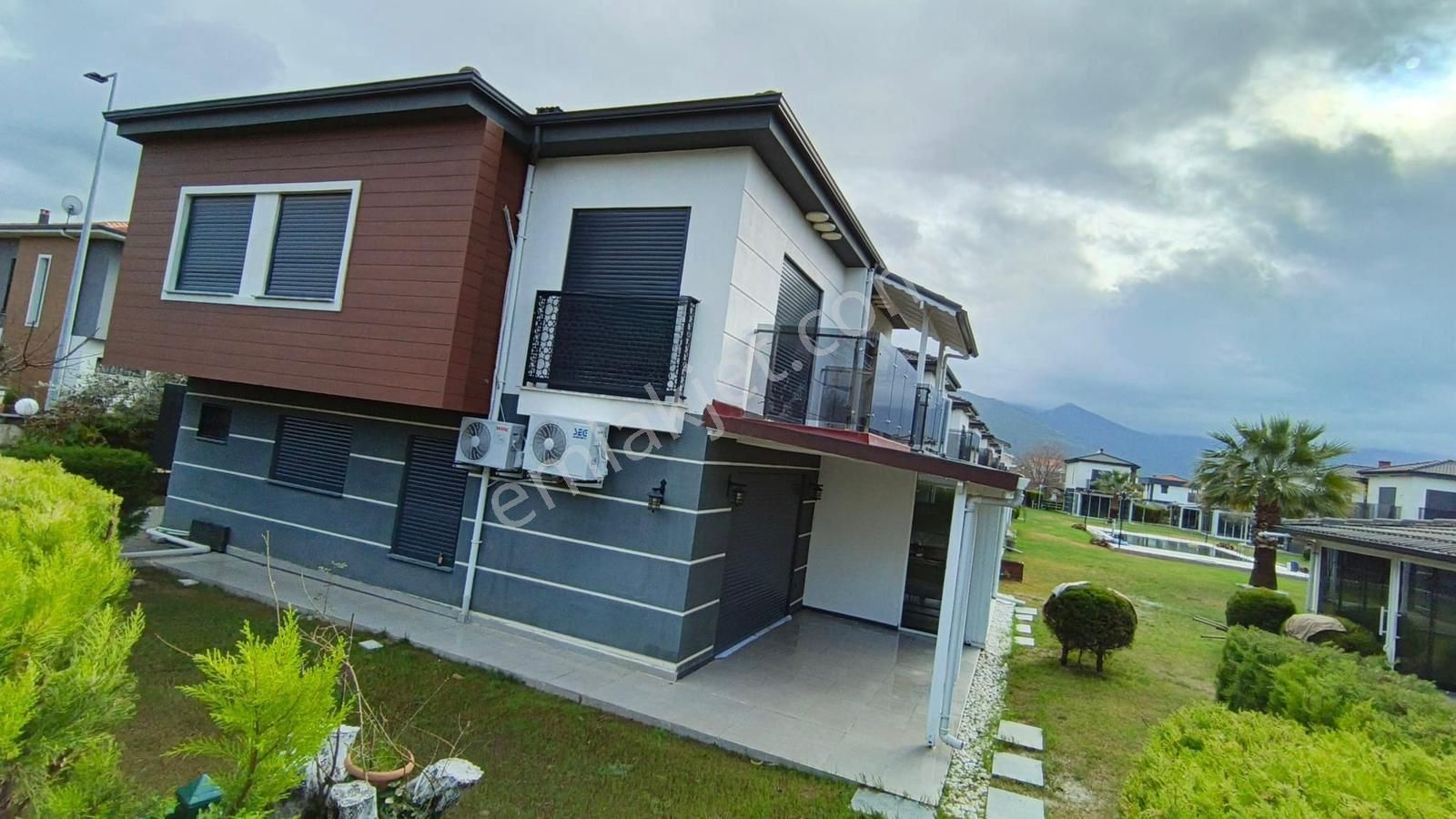 Davutlar’da Sahilinde Havuzlu Sitede Köşe Konum 3+1