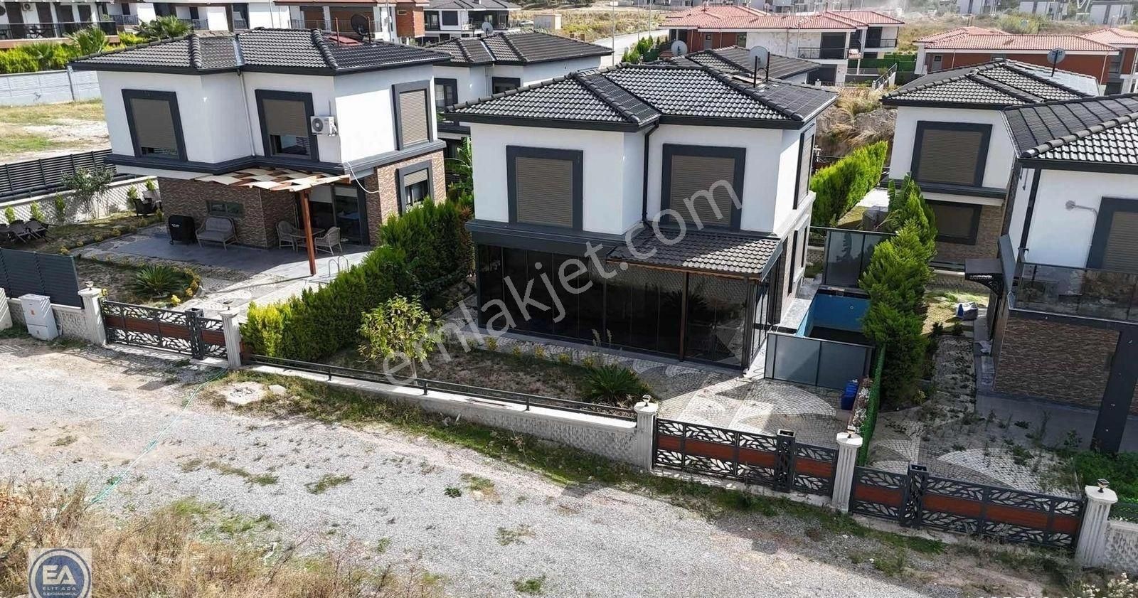 Davutlarda Tek Müstakil Özel Havuzlu 3+1 Bahçeli Yazlık