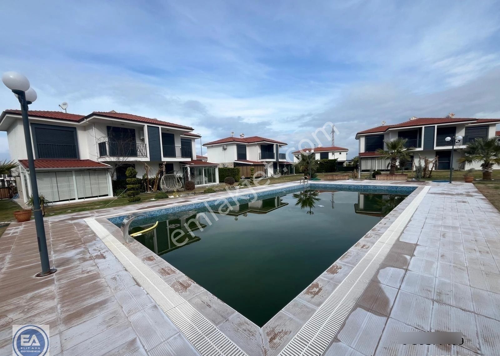 Kuşadası Davutlar Bölgesinde Satılık Havuzlu Site İçinde 3+1 Vil