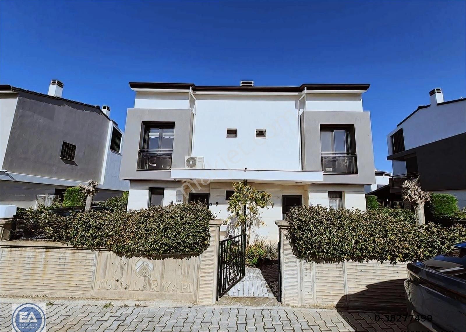 Davutlar Sahilinde Havuzlu Site Içerısınde 4 + 1 Trıplex Vılla