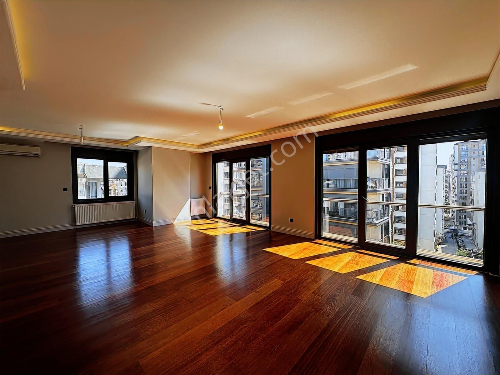 Poyraz'dan Göztepede Mimari Dekorasyonlu Katta Tek 220 M2 4+1 - Görsel 7