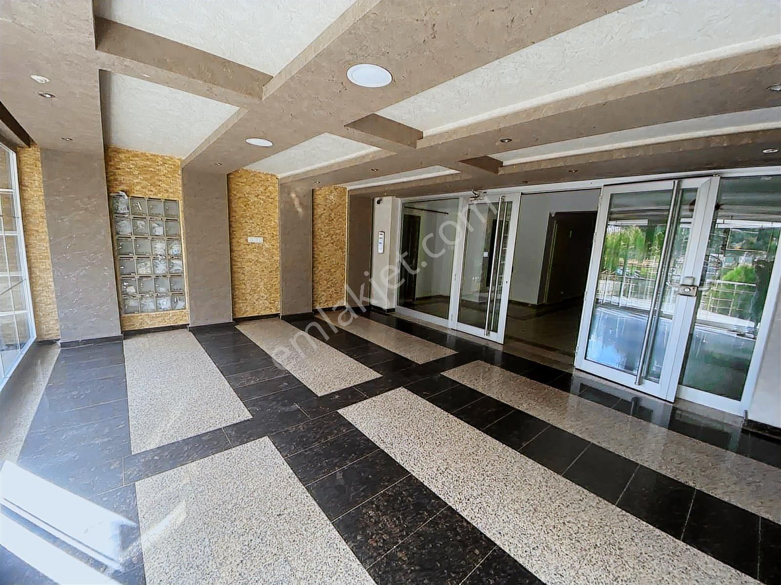 Batıkent Çakırlarda Sitede Çift Girişli Teraslı 8+2 Dubleks - Görsel 35