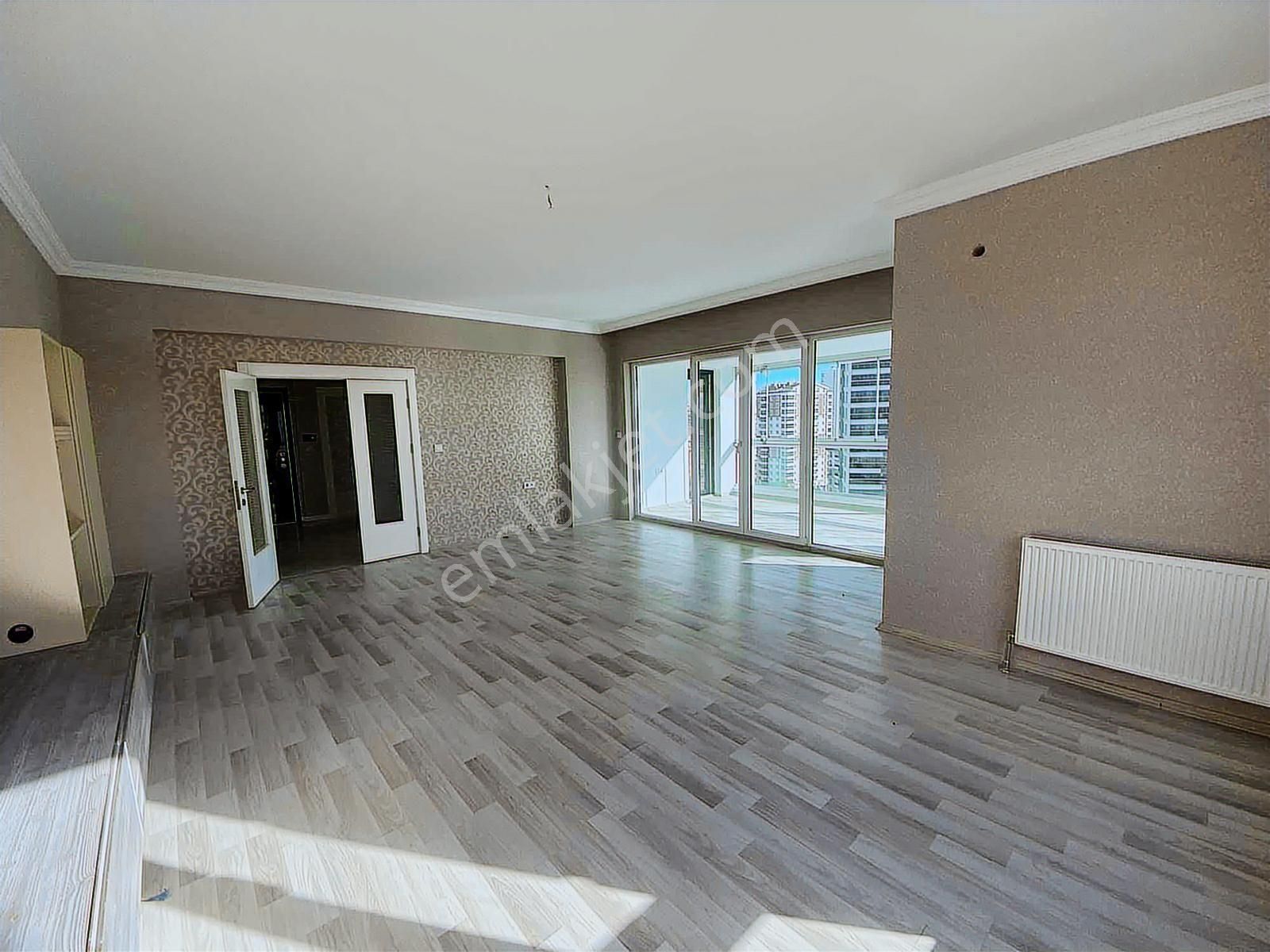 Batıkent Çakırlarda Sitede Çift Girişli Teraslı 8+2 Dubleks - Görsel 2