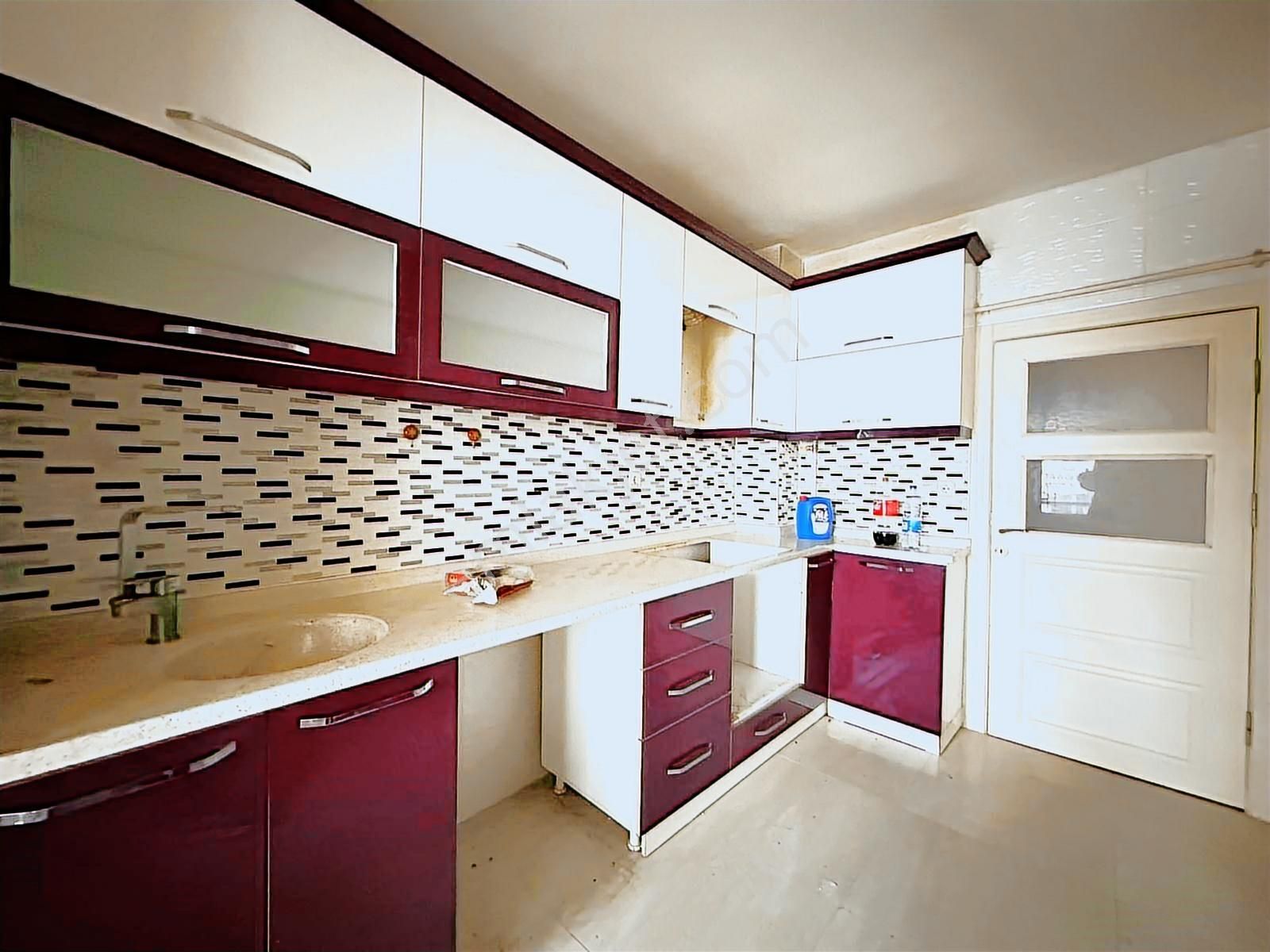 İmir Emlak'tan 3+1 Merkezi Konumda Yüksek Giriş Daire