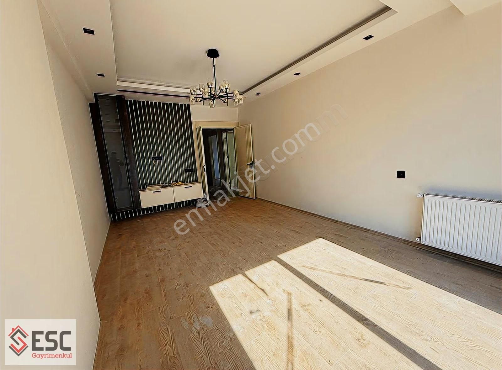 Esc'den 75.yıl Mh,de Havuzlu Geniş M2 2,5+1 Daire Esc1936