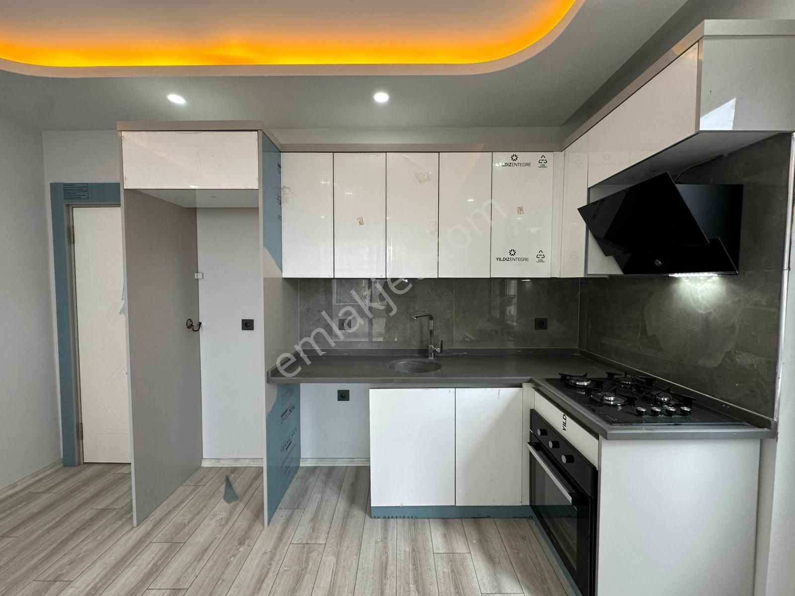 Doradan Akçay Kordona 20 Adım Mesafede Ön Cephe Ara Kat 1+1 - Görsel 23