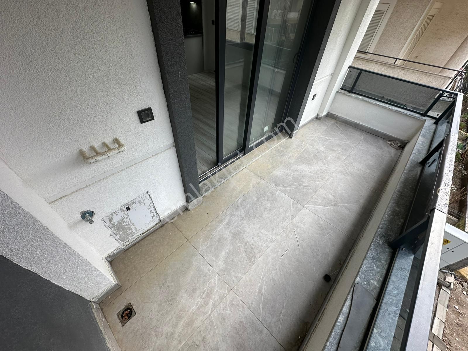 Doradan Akçay Kordona 20 Adım Mesafede Ön Cephe Ara Kat 1+1 - Görsel 30