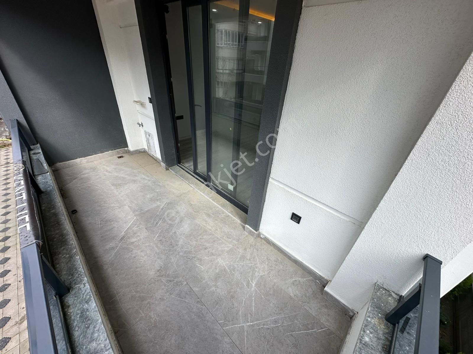 Doradan Akçay Kordona 20 Adım Mesafede Ön Cephe Ara Kat 1+1 - Görsel 31