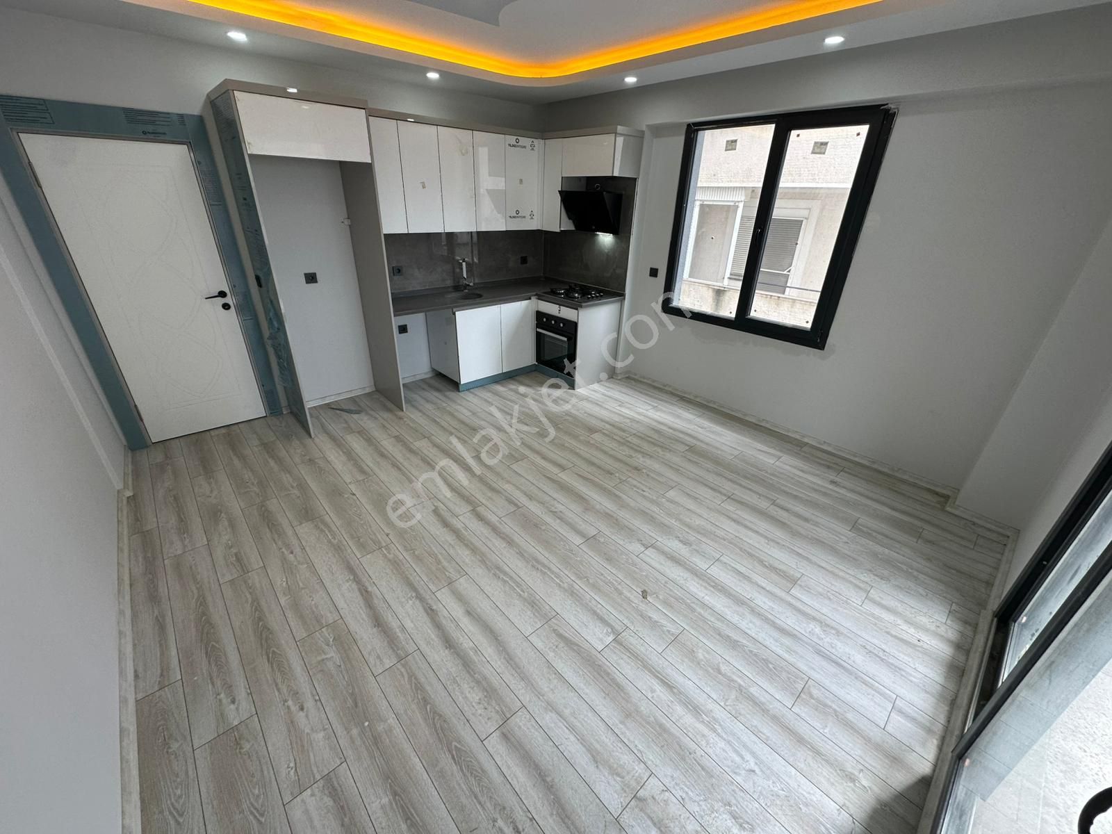 Doradan Akçay Kordona 20 Adım Mesafede Ön Cephe Ara Kat 1+1 - Görsel 4