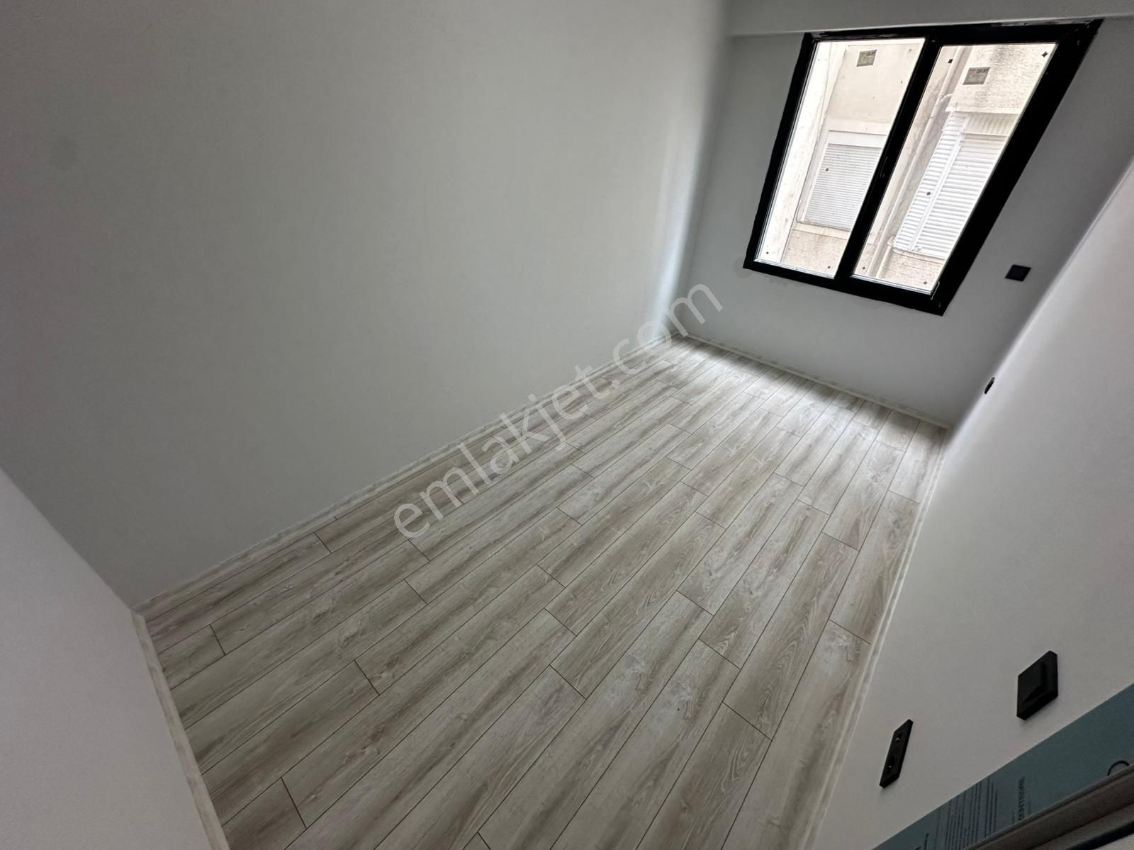 Doradan Akçay Kordona 20 Adım Mesafede Ön Cephe Ara Kat 1+1 - Görsel 12