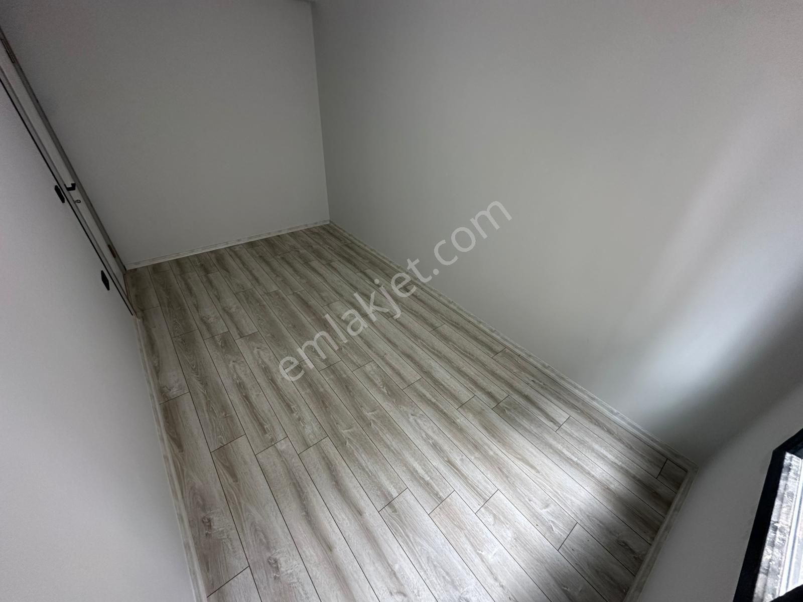 Doradan Akçay Kordona 20 Adım Mesafede Ön Cephe Ara Kat 1+1 - Görsel 8