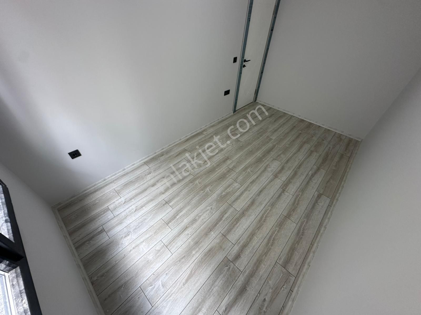 Doradan Akçay Kordona 20 Adım Mesafede Ön Cephe Ara Kat 1+1 - Görsel 9