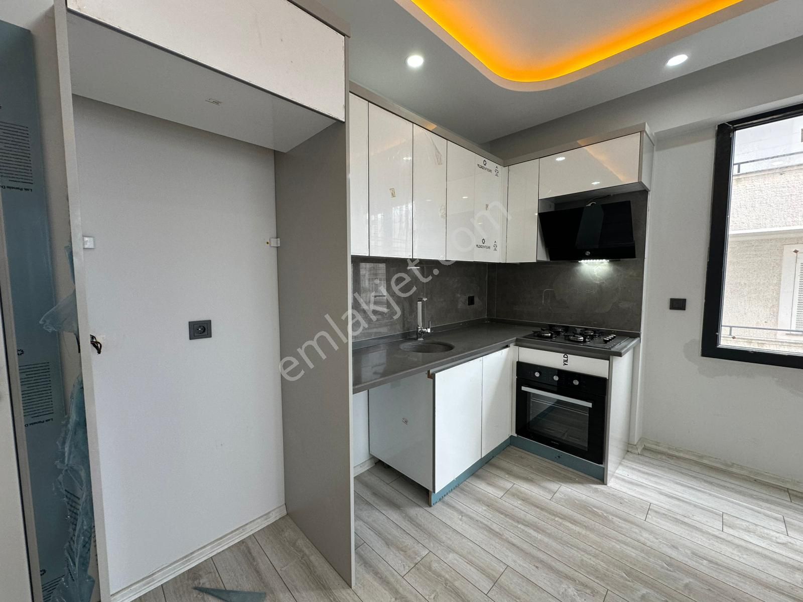 Doradan Akçay Kordona 20 Adım Mesafede Ön Cephe Ara Kat 1+1 - Görsel 3