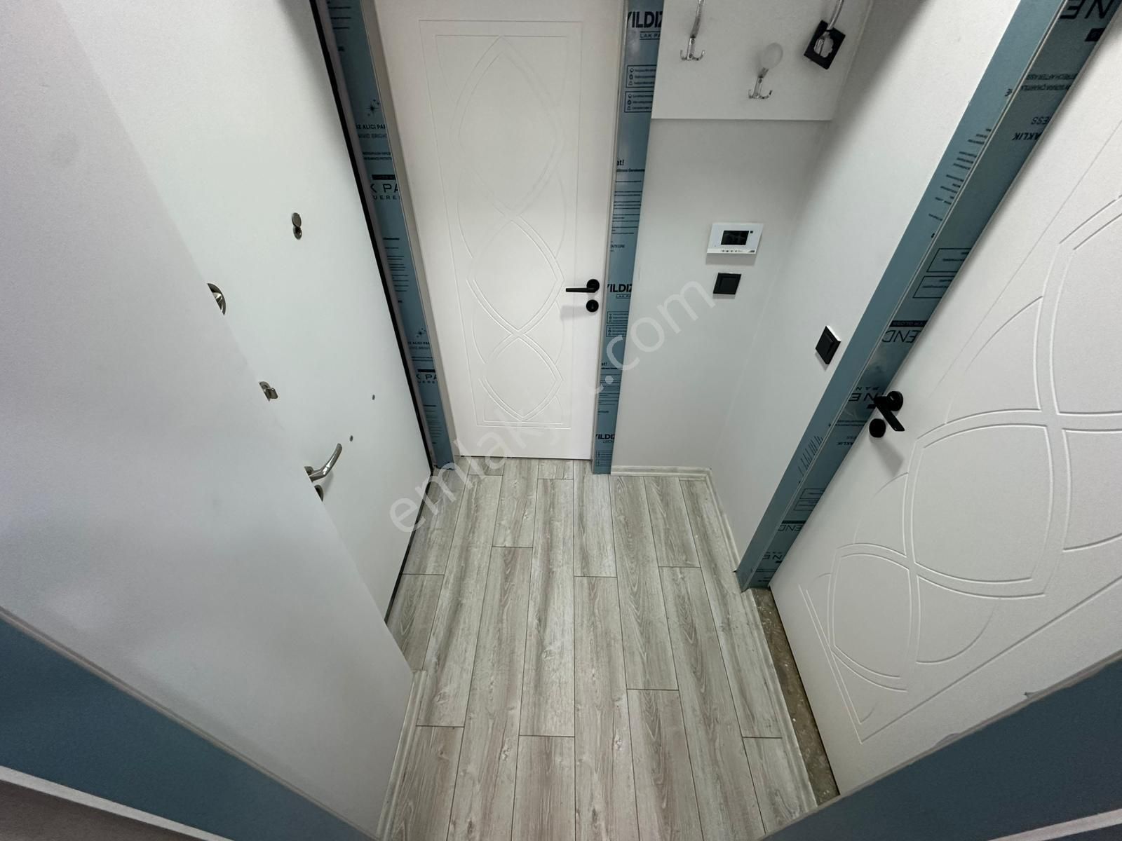 Doradan Akçay Kordona 20 Adım Mesafede Ön Cephe Ara Kat 1+1 - Görsel 13